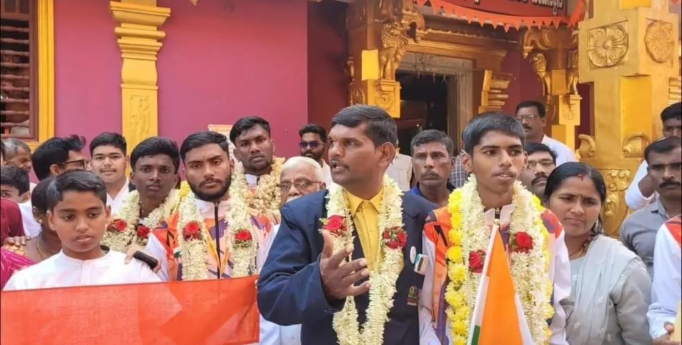 ಭಟ್ಕಳ: ಕರಾಟೆಯಲ್ಲಿ ಚಿನ್ನದ ಪದಕ; ವಿದ್ಯಾರ್ಥಿಗಳಿಗೆ ಅದ್ದೂರಿ ಸ್ವಾಗತ ಭಟ್ಕಳ: ಕರಾಟೆಯಲ್ಲಿ ಚಿನ್ನದ ಪದಕ; ವಿದ್ಯಾರ್ಥಿಗಳಿಗೆ ಅದ್ದೂರಿ ಸ್ವಾಗತ