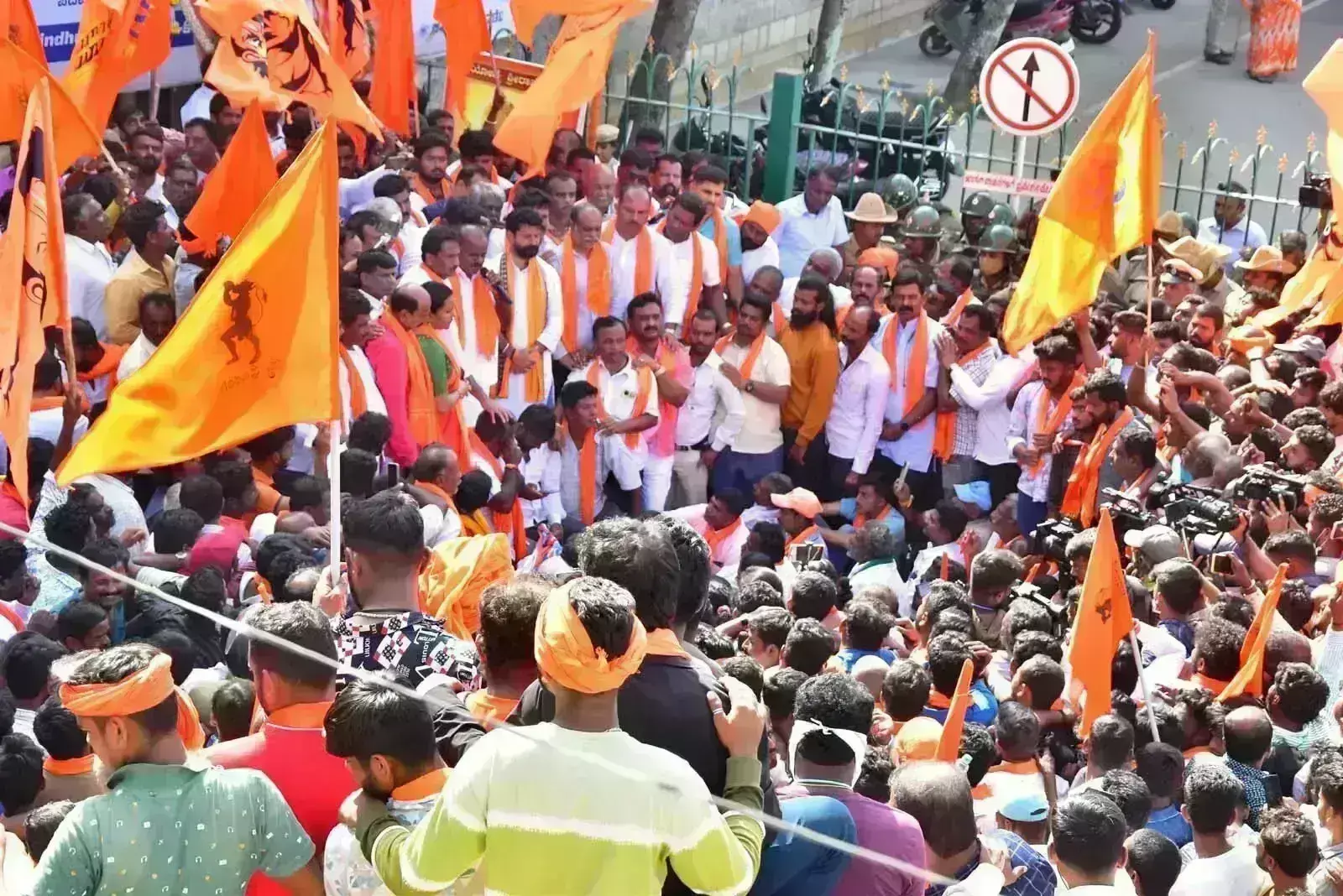 ತ್ರಿವರ್ಣ ಧ್ವಜವನ್ನೇ ವಿರೋಧಿಸುವ ಬಿಜೆಪಿ ಜೊತೆ ನಿಂತ ಎಚ್ ಡಿ ಕೆ !