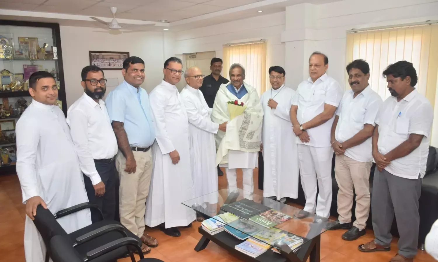 ಉಡುಪಿ:  ಮಠ, ಮಸೀದಿ, ಚರ್ಚ್ ಗೆ ಭೇಟಿ ನೀಡಿದ ರಾಜ್ಯ ಇಂಧನ ಸಚಿವ ಕೆ.ಜೆ.ಜಾರ್ಜ್