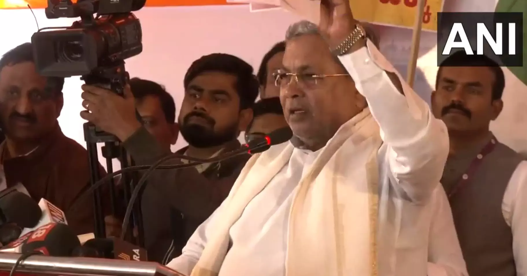 ಸಂಸದರೇ ನಿಮಗೆ ಬಾಯಿಯಿಲ್ಲವೇ, ಮಾತನಾಡಿ, ನಮ್ಮ ಪಾಲಿನ ಹಣ ಕೇಳಿ : ಸಿಎಂ ಸಿದ್ದರಾಮಯ್ಯ ಸಂಸದರೇ ನಿಮಗೆ ಬಾಯಿಯಿಲ್ಲವೇ, ಮಾತನಾಡಿ, ನಮ್ಮ ಪಾಲಿನ ಹಣ ಕೇಳಿ : ಸಿಎಂ ಸಿದ್ದರಾಮಯ್ಯ