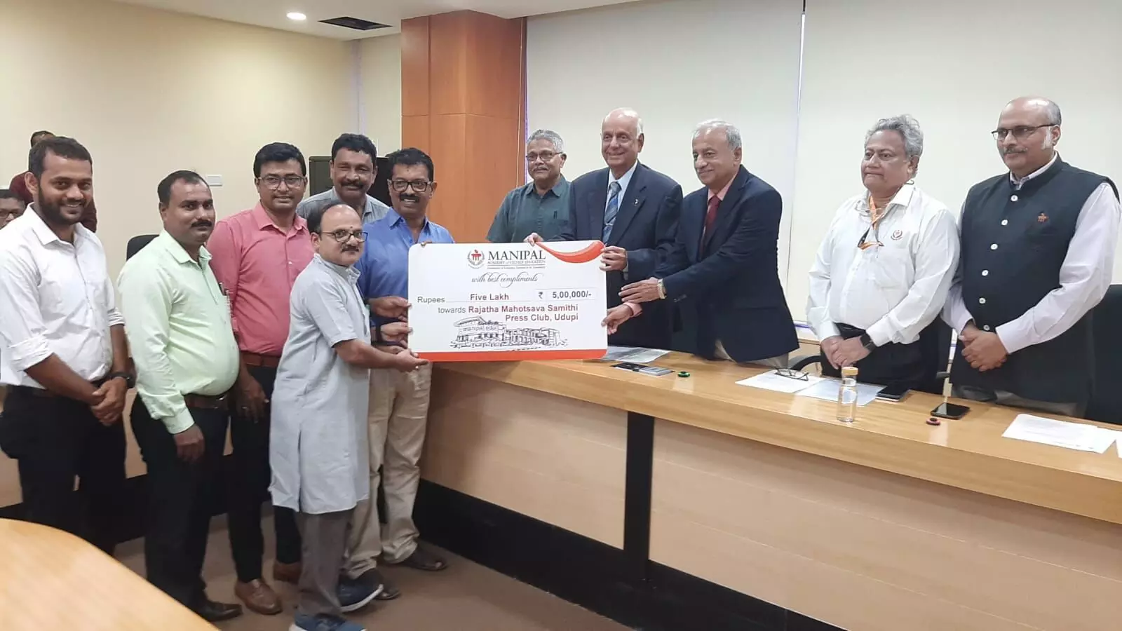 ಉಡುಪಿ: ಪತ್ರಕರ್ತರ ಕ್ಷೇಮಾಭಿವೃದ್ಧಿ ನಿಧಿಗೆ ಮಾಹೆಯಿಂದ 5ಲಕ್ಷ ರೂ. ದೇಣಿಗೆ ಹಸ್ತಾಂತರ ಉಡುಪಿ: ಪತ್ರಕರ್ತರ ಕ್ಷೇಮಾಭಿವೃದ್ಧಿ ನಿಧಿಗೆ ಮಾಹೆಯಿಂದ 5ಲಕ್ಷ ರೂ. ದೇಣಿಗೆ ಹಸ್ತಾಂತರ