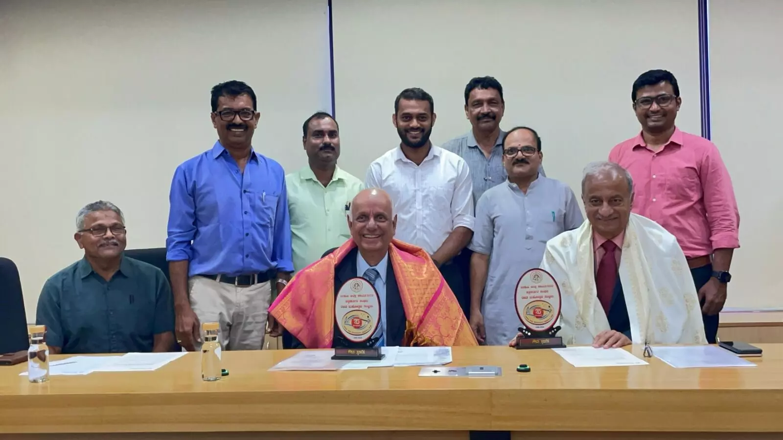 ಉಡುಪಿ: ಪತ್ರಕರ್ತರ ಕ್ಷೇಮಾಭಿವೃದ್ಧಿ ನಿಧಿಗೆ ಮಾಹೆಯಿಂದ 5ಲಕ್ಷ ರೂ. ದೇಣಿಗೆ ಹಸ್ತಾಂತರ ಉಡುಪಿ: ಪತ್ರಕರ್ತರ ಕ್ಷೇಮಾಭಿವೃದ್ಧಿ ನಿಧಿಗೆ ಮಾಹೆಯಿಂದ 5ಲಕ್ಷ ರೂ. ದೇಣಿಗೆ ಹಸ್ತಾಂತರ