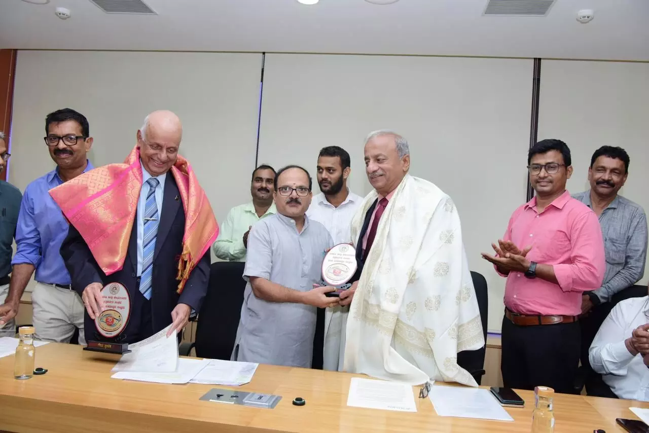 ಉಡುಪಿ: ಪತ್ರಕರ್ತರ ಕ್ಷೇಮಾಭಿವೃದ್ಧಿ ನಿಧಿಗೆ ಮಾಹೆಯಿಂದ 5ಲಕ್ಷ ರೂ. ದೇಣಿಗೆ ಹಸ್ತಾಂತರ ಉಡುಪಿ: ಪತ್ರಕರ್ತರ ಕ್ಷೇಮಾಭಿವೃದ್ಧಿ ನಿಧಿಗೆ ಮಾಹೆಯಿಂದ 5ಲಕ್ಷ ರೂ. ದೇಣಿಗೆ ಹಸ್ತಾಂತರ