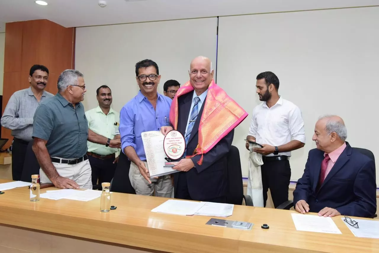 ಉಡುಪಿ: ಪತ್ರಕರ್ತರ ಕ್ಷೇಮಾಭಿವೃದ್ಧಿ ನಿಧಿಗೆ ಮಾಹೆಯಿಂದ 5ಲಕ್ಷ ರೂ. ದೇಣಿಗೆ ಹಸ್ತಾಂತರ ಉಡುಪಿ: ಪತ್ರಕರ್ತರ ಕ್ಷೇಮಾಭಿವೃದ್ಧಿ ನಿಧಿಗೆ ಮಾಹೆಯಿಂದ 5ಲಕ್ಷ ರೂ. ದೇಣಿಗೆ ಹಸ್ತಾಂತರ