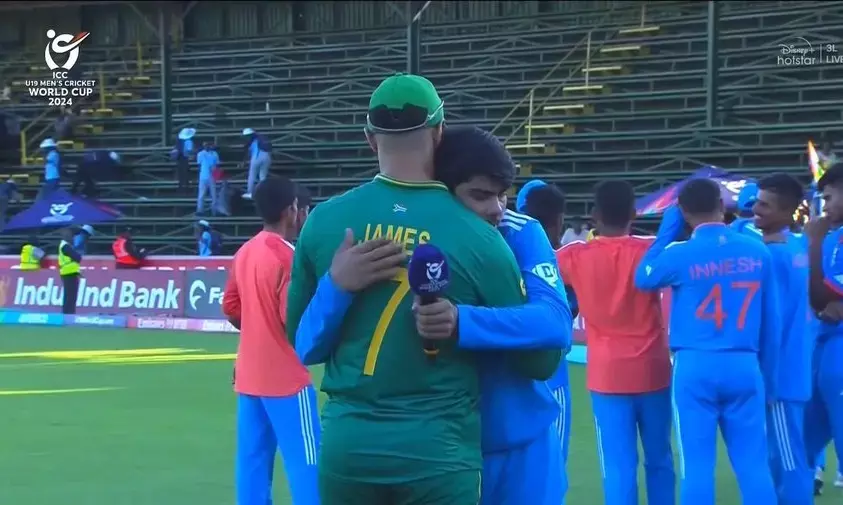 19 ವರ್ಷದೊಳಗಿನವರ ಕ್ರಿಕೆಟ್‌ ಪಂದ್ಯದಲ್ಲಿ ಸೋತ ದ. ಆಫ್ರಿಕಾ ತಂಡದವರನ್ನು   ಸಂತೈಸಿ ಕ್ರಿಕೆಟ್ ಪ್ರೇಮಿಗಳ ಮನ ಗೆದ್ದ ಭಾರತ ತಂಡದ ನಾಯಕ