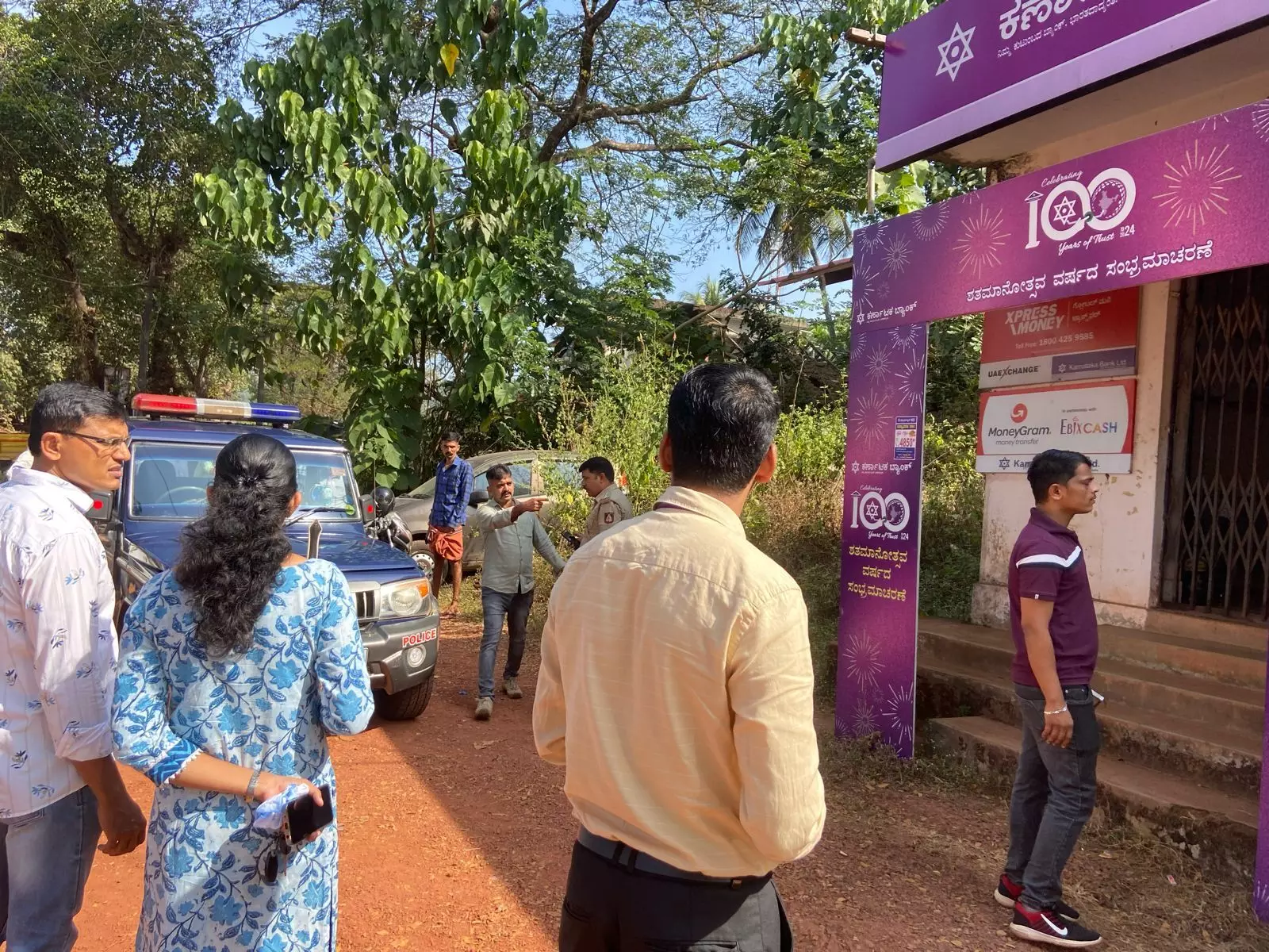 ವಿಟ್ಲ | ಅಡ್ಯನಡ್ಕದಲ್ಲಿ ಬ್ಯಾಂಕ್ ಕಿಟಕಿ ಮುರಿದು ಒಳನುಗ್ಗಿದ ಕಳ್ಳರು ವಿಟ್ಲ | ಅಡ್ಯನಡ್ಕದಲ್ಲಿ ಬ್ಯಾಂಕ್ ಕಿಟಕಿ ಮುರಿದು ಒಳನುಗ್ಗಿದ ಕಳ್ಳರು