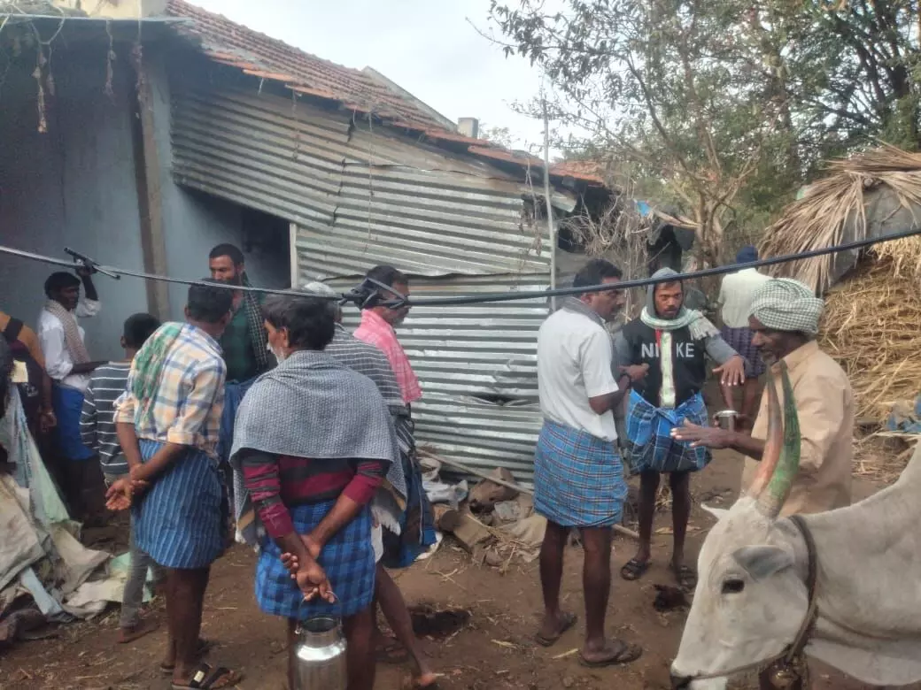 ಗುಂಡ್ಲುಪೇಟೆ: ಕೊಟ್ಟಿಗೆಯಿಂದ 21 ಮೇಕೆಗಳನ್ನು ಕದ್ದೊಯ್ದ ಕಳ್ಳರು! ಗುಂಡ್ಲುಪೇಟೆ: ಕೊಟ್ಟಿಗೆಯಿಂದ 21 ಮೇಕೆಗಳನ್ನು ಕದ್ದೊಯ್ದ ಕಳ್ಳರು!