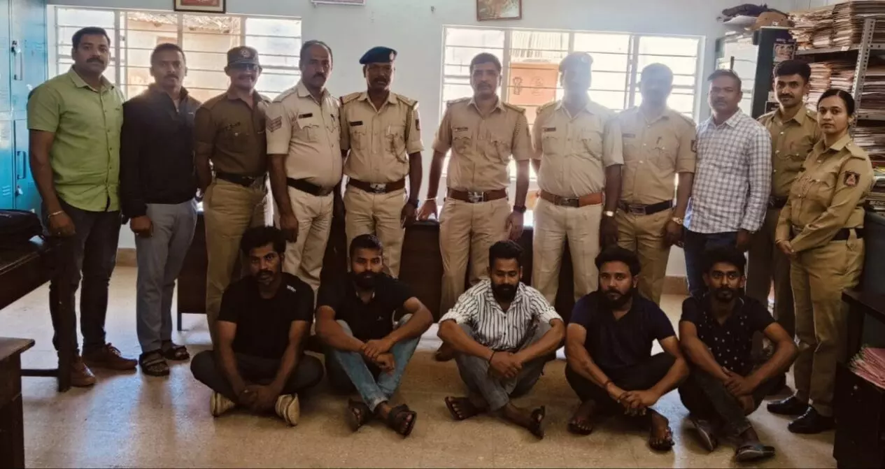 ಚಿಕ್ಕಮಗಳೂರು| ಮರಕ್ಕೆ ಕಟ್ಟಿ ಹಾಕಿ ಯುವಕನಿಗೆ ಹಲ್ಲೆ ಪ್ರಕರಣ: ತಲೆಮರೆಸಿಕೊಂಡಿದ್ದ ಐವರು ಆರೋಪಿಗಳ ಬಂಧನ ಚಿಕ್ಕಮಗಳೂರು| ಮರಕ್ಕೆ ಕಟ್ಟಿ ಹಾಕಿ ಯುವಕನಿಗೆ ಹಲ್ಲೆ ಪ್ರಕರಣ: ತಲೆಮರೆಸಿಕೊಂಡಿದ್ದ ಐವರು ಆರೋಪಿಗಳ ಬಂಧನ