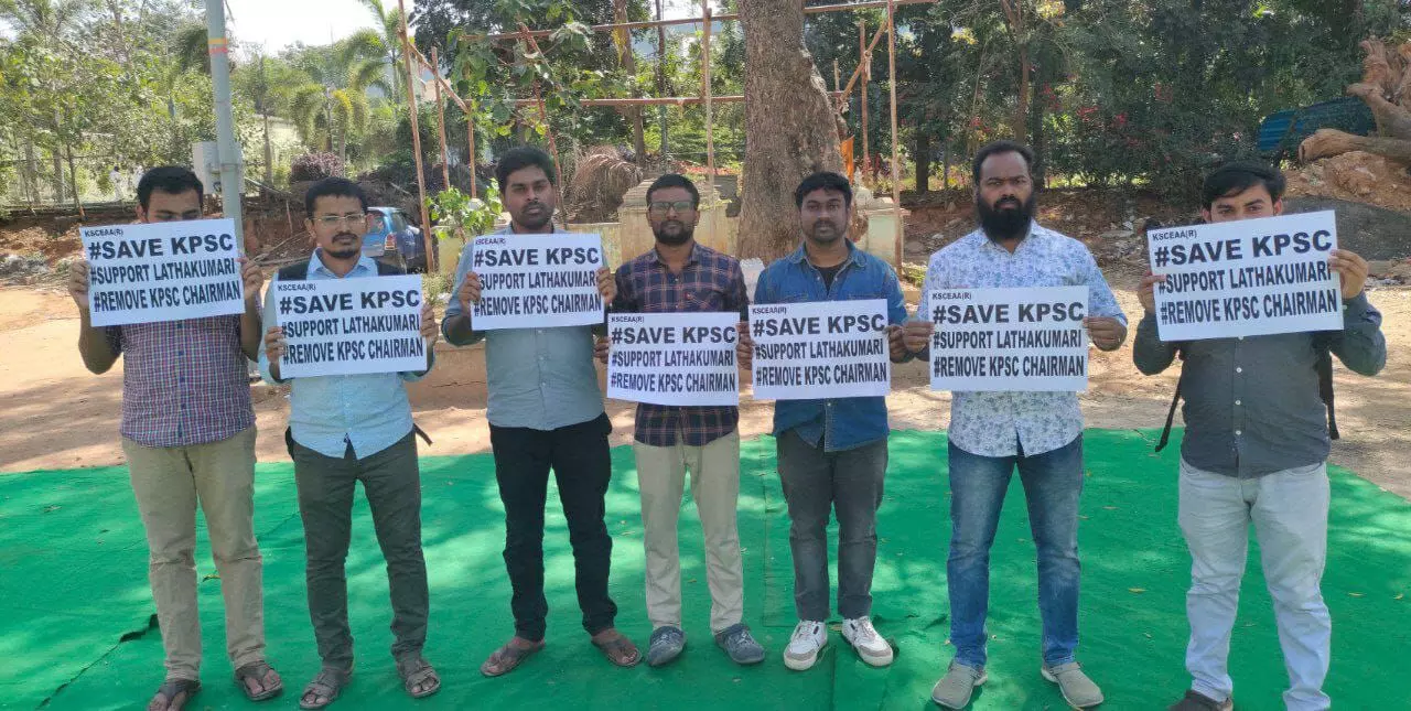 ಕೆಪಿಎಸ್ಸಿ ಅಧ್ಯಕ್ಷರ ಮೇಲೆ ಕ್ರಮ ಜರುಗಿಸುವಂತೆ ಧರಣಿ ಕೆಪಿಎಸ್ಸಿ ಅಧ್ಯಕ್ಷರ ಮೇಲೆ ಕ್ರಮ ಜರುಗಿಸುವಂತೆ ಧರಣಿ