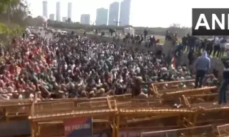 ಸಂಸತ್ತಿನತ್ತ ರೈತರ ಪ್ರತಿಭಟನಾ ಮೆರವಣಿಗೆಗೆ ನೊಯ್ಡಾದಲ್ಲಿ ಪೊಲೀಸರಿಂದ ತಡೆ