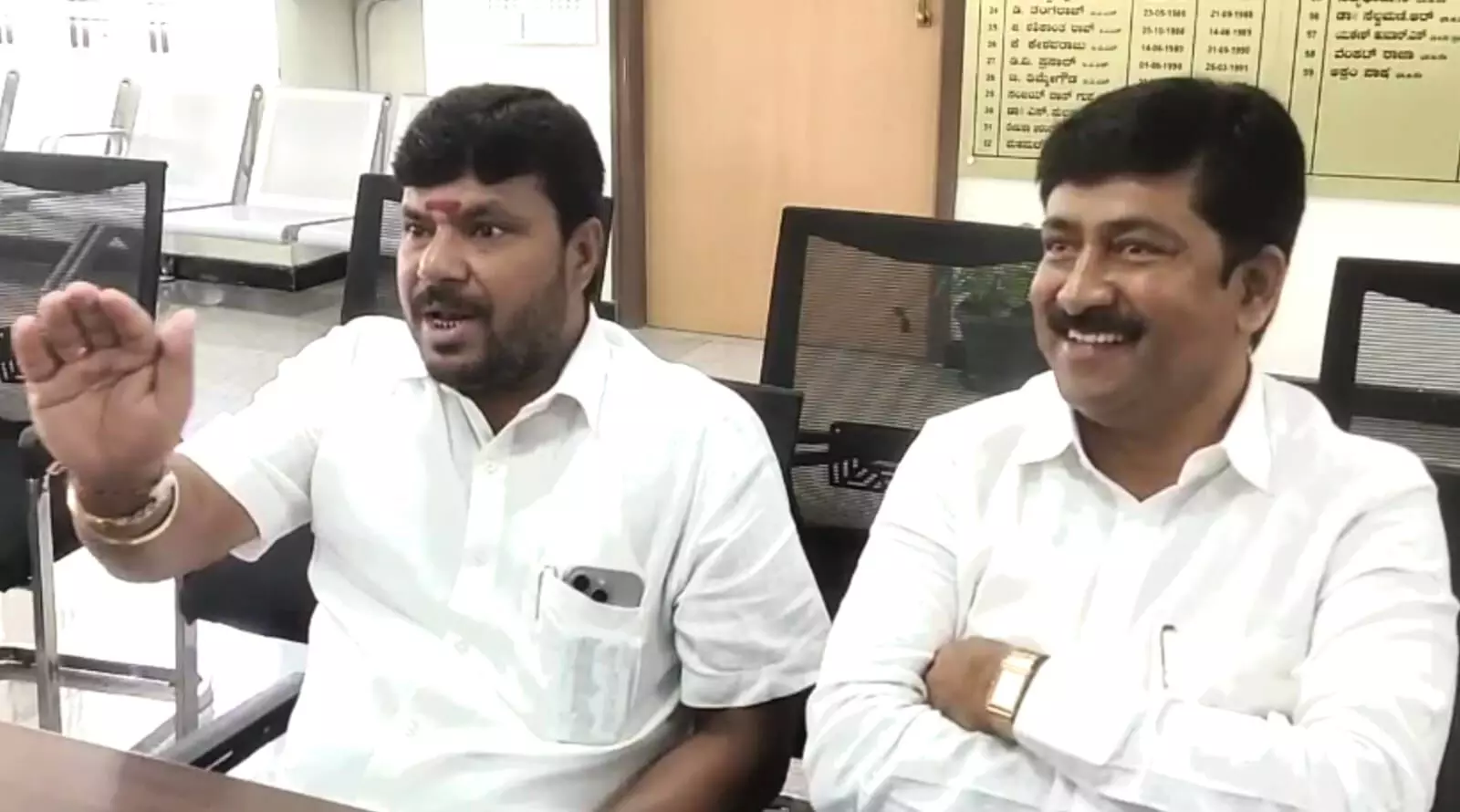 ಕಾಂಗ್ರೆಸ್ ಪಕ್ಷಕ್ಕೆ ಸೇರಲು ಸಿದ್ದರಾಗಿರುವ ಜೆಡಿಎಸ್‌ನ ಇಬ್ಬರು ಶಾಸಕರು; ಸ್ಪೋಟಕ ಸುಳಿವು ನೀಡಿದ ಶಾಸಕ ಕೊತ್ತೂರು ಮಂಜುನಾಥ್ !