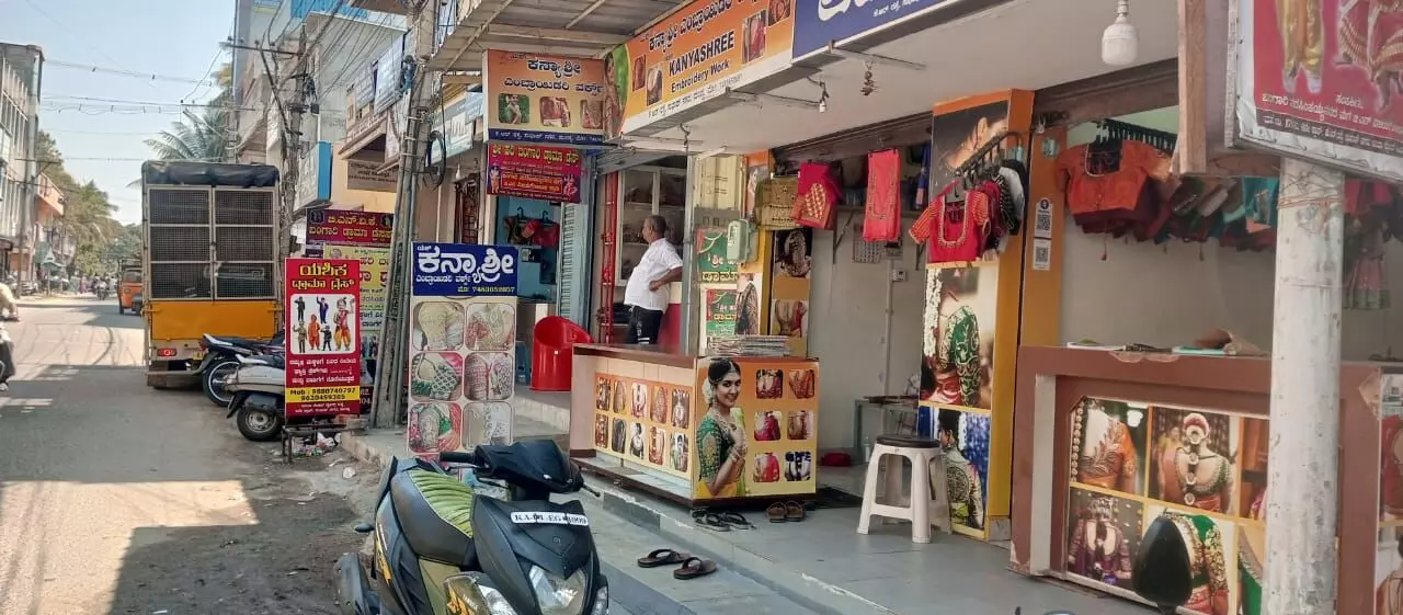 ಮಂಡ್ಯ: ಸಂಘ ಪರಿವಾರದ ಬಂದ್ ಕರೆಗೆ ನೀರಸ ಪ್ರತಿಕ್ರಿಯೆ; ಎಂದಿನಂತಿದ್ದ ವಾಣಿಜ್ಯ ಚಟುವಟಿಕೆ, ವಾಹನ ಸಂಚಾರ ಮಂಡ್ಯ: ಸಂಘ ಪರಿವಾರದ ಬಂದ್ ಕರೆಗೆ ನೀರಸ ಪ್ರತಿಕ್ರಿಯೆ; ಎಂದಿನಂತಿದ್ದ ವಾಣಿಜ್ಯ ಚಟುವಟಿಕೆ, ವಾಹನ ಸಂಚಾರ