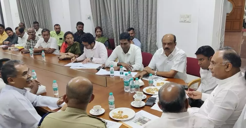 ಮಂಗಳೂರು: ಅಧಿಕಾರಿಗಳೊಂದಿಗೆ ಉಸ್ತುವಾರಿ ಸಚಿವ ದಿನೇಶ್ ಗುಂಡೂರಾವ್ ಸಭೆ ಮಂಗಳೂರು: ಅಧಿಕಾರಿಗಳೊಂದಿಗೆ ಉಸ್ತುವಾರಿ ಸಚಿವ ದಿನೇಶ್ ಗುಂಡೂರಾವ್ ಸಭೆ