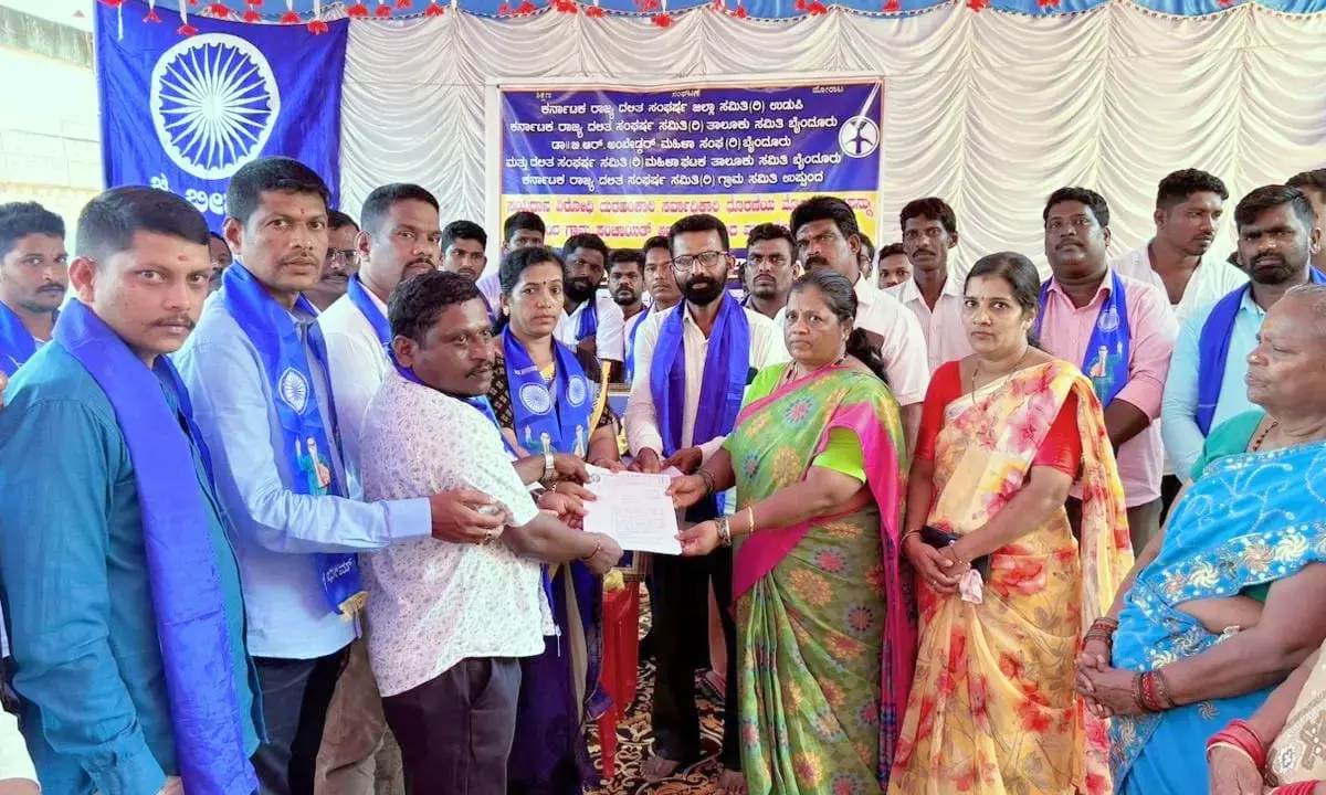 ಸಂವಿಧಾನ ವಿರೋಧಿ ವರ್ತನೆ ತೋರಿದ ಆರೋಪ: ಉಪ್ಪುಂದ ಗ್ರಾಪಂ ಅಧ್ಯಕ್ಷರ ವಜಾಕ್ಕೆ ಆಗ್ರಹಿಸಿ ದಸಂಸ ಧರಣಿ