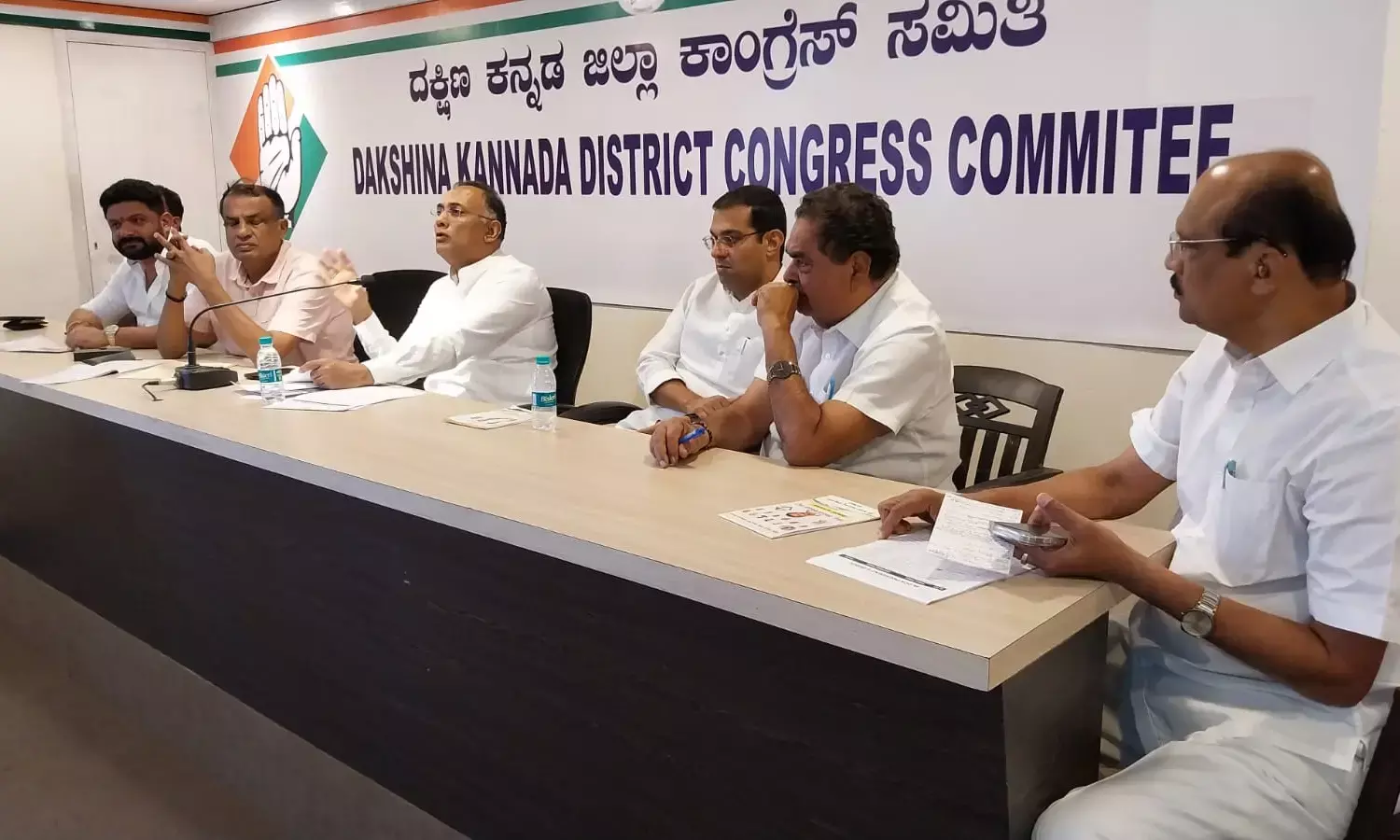 ದ.ಕ.ಜಿಲ್ಲಾ ಕಾಂಗ್ರೆಸ್ ನಾಯಕರೊಂದಿಗೆ ಸಚಿವ ದಿನೇಶ್ ಗುಂಡೂರಾವ್ ಸಮಾಲೋಚನೆ