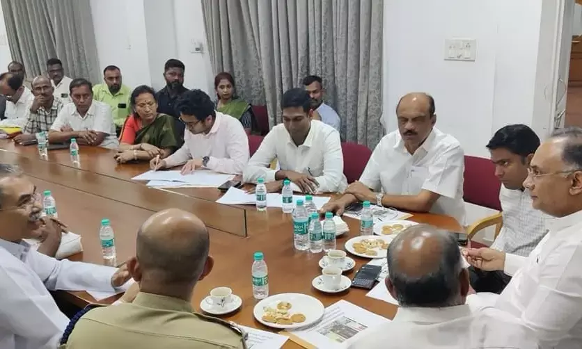 ಮಂಗಳೂರು: ಅಧಿಕಾರಿಗಳೊಂದಿಗೆ ಉಸ್ತುವಾರಿ ಸಚಿವ ದಿನೇಶ್ ಗುಂಡೂರಾವ್ ಸಭೆ