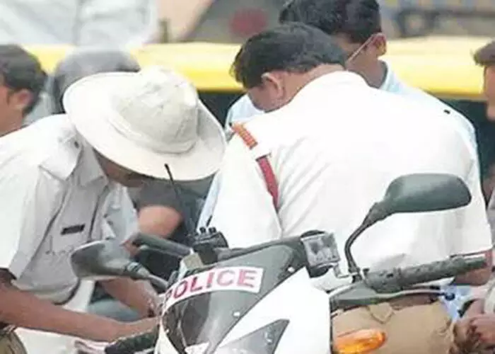 ಬೆಂಗಳೂರು | 300ಕ್ಕೂ ಅಧಿಕ ಬಾರಿ ಸಂಚಾರ ನಿಯಮ ಉಲ್ಲಂಘನೆ: ಸ್ಕೂಟರ್ ಮಾಲಕನಿಗೆ 3.22 ಲಕ್ಷ ರೂ. ದಂಡ! ಬೆಂಗಳೂರು | 300ಕ್ಕೂ ಅಧಿಕ ಬಾರಿ ಸಂಚಾರ ನಿಯಮ ಉಲ್ಲಂಘನೆ: ಸ್ಕೂಟರ್ ಮಾಲಕನಿಗೆ 3.22 ಲಕ್ಷ ರೂ. ದಂಡ!