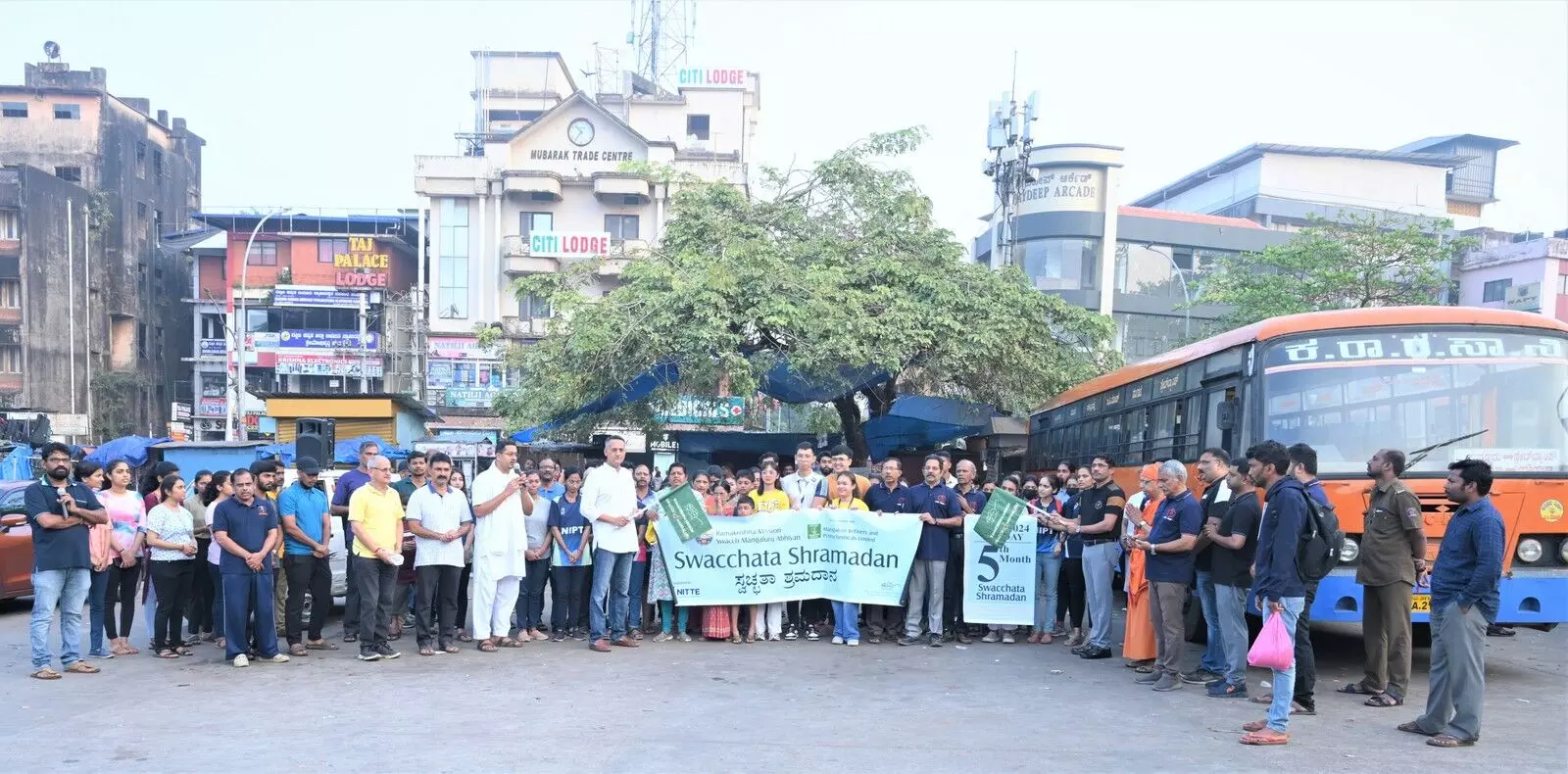 ರಾಮಕೃಷ್ಣ ಮಠದಿಂದ ಸ್ವಚ್ಛ ಮಂಗಳೂರು ಅಭಿಯಾನ ರಾಮಕೃಷ್ಣ ಮಠದಿಂದ ಸ್ವಚ್ಛ ಮಂಗಳೂರು ಅಭಿಯಾನ