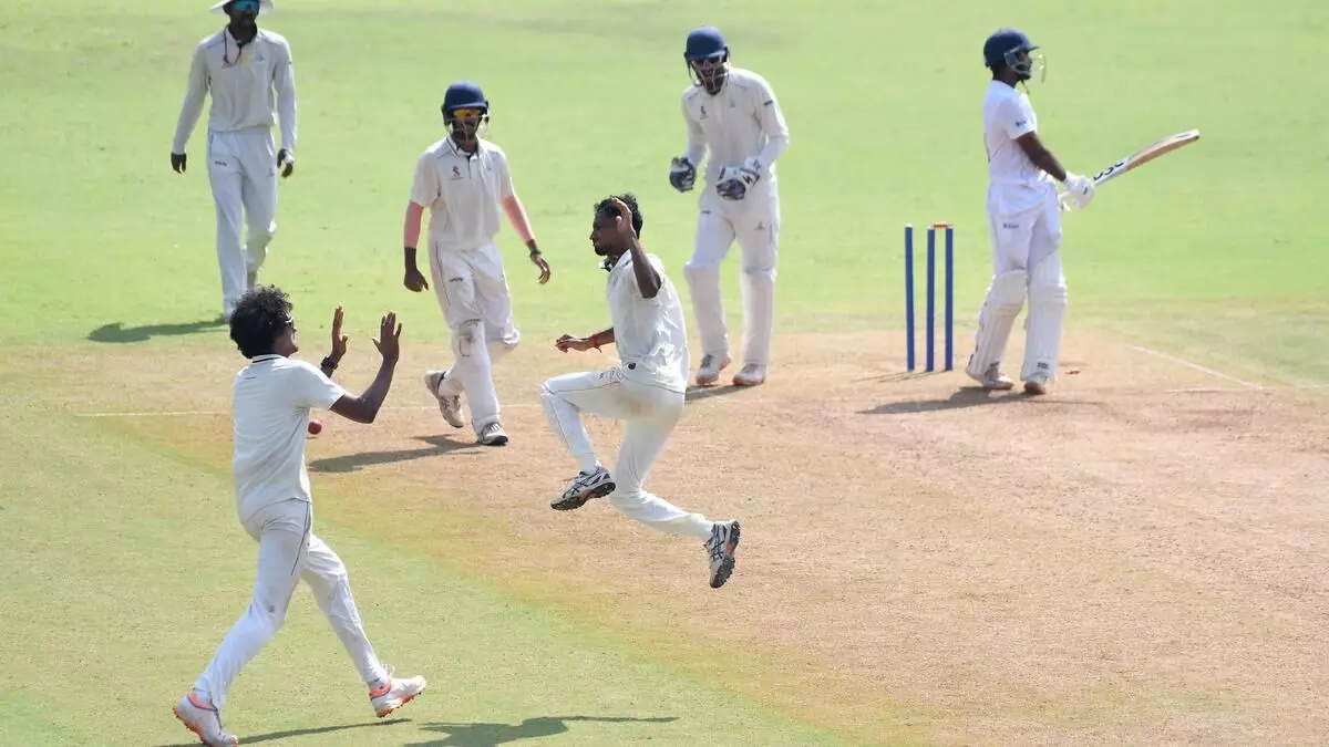 ರಣಜಿ ಟ್ರೋಫಿ: ತಮಿಳುನಾಡು ಗೆಲುವಿಗೆ 355 ರನ್ ಗಳ ಬೃಹತ್ ಗುರಿ ನೀಡಿದ ಕರ್ನಾಟಕ ರಣಜಿ ಟ್ರೋಫಿ: ತಮಿಳುನಾಡು ಗೆಲುವಿಗೆ 355 ರನ್ ಗಳ ಬೃಹತ್ ಗುರಿ ನೀಡಿದ ಕರ್ನಾಟಕ