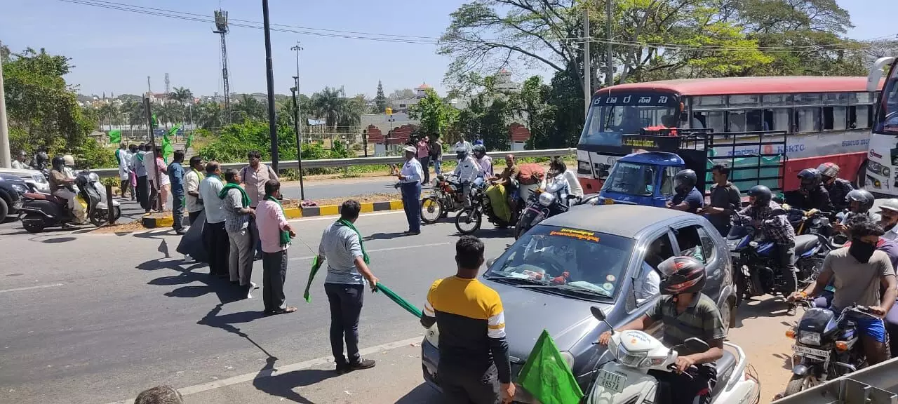 ಮೈಸೂರು | ʼದಿಲ್ಲಿ ಚಲೋʼ ಗೆ ತೆರಳುತ್ತಿದ್ದ ರೈತರ ಬಂಧನ ಖಂಡಿಸಿ ಹೆದ್ದಾರಿ ತಡೆದು ಪ್ರತಿಭಟನೆ