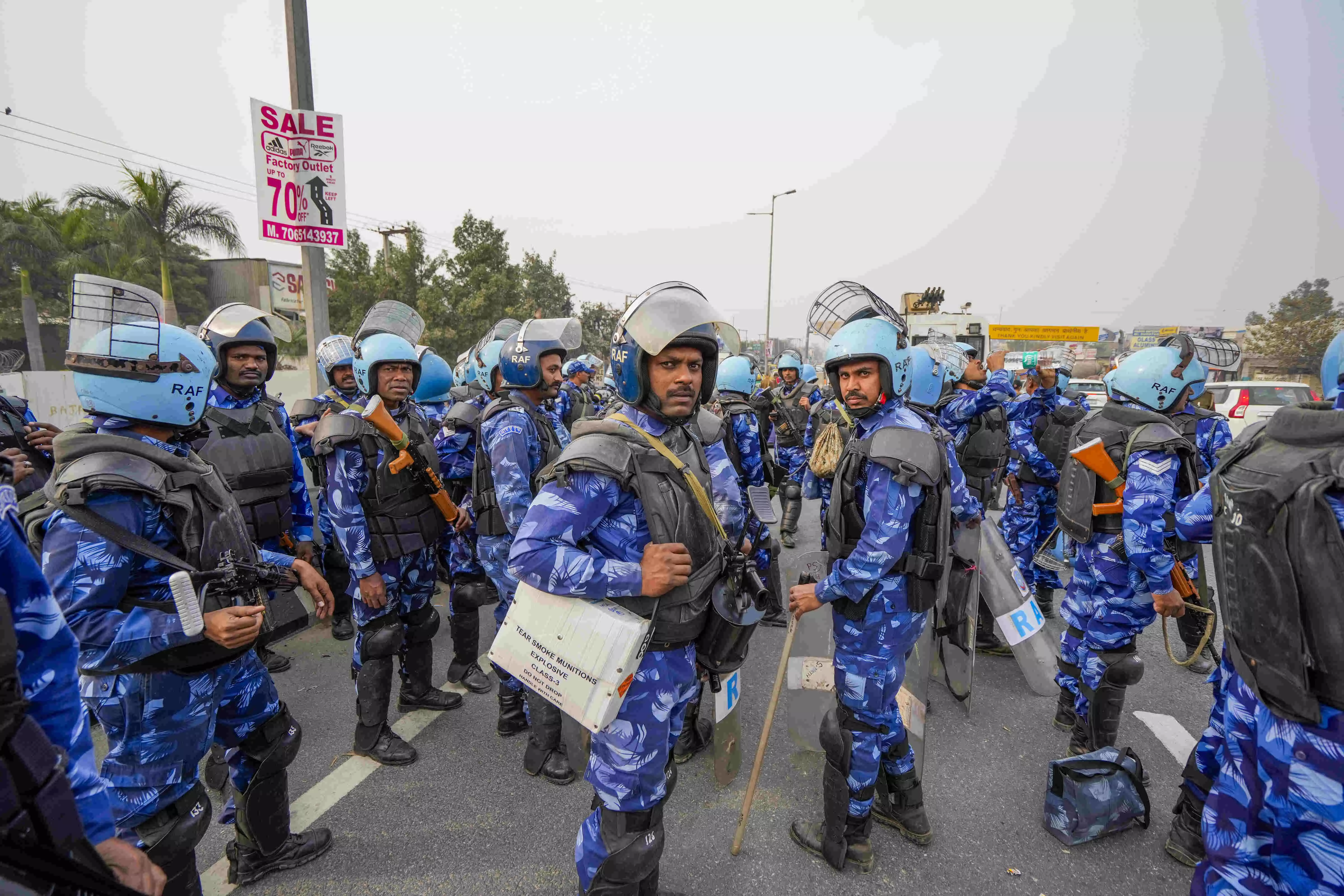 ಮಧ್ಯ ಪ್ರದೇಶ: ಪ್ರತಿಭಟನಾ ರ್ಯಾಲಿಯಲ್ಲಿ ಪಾಲ್ಗೊಳ್ಳಲು ದಿಲ್ಲಿಗೆ ತೆರಳುತ್ತಿದ್ದ ಕರ್ನಾಟಕದ ರೈತರು ಪೊಲೀಸ್ ವಶಕ್ಕೆ ಮಧ್ಯ ಪ್ರದೇಶ: ಪ್ರತಿಭಟನಾ ರ್ಯಾಲಿಯಲ್ಲಿ ಪಾಲ್ಗೊಳ್ಳಲು ದಿಲ್ಲಿಗೆ ತೆರಳುತ್ತಿದ್ದ ಕರ್ನಾಟಕದ ರೈತರು ಪೊಲೀಸ್ ವಶಕ್ಕೆ