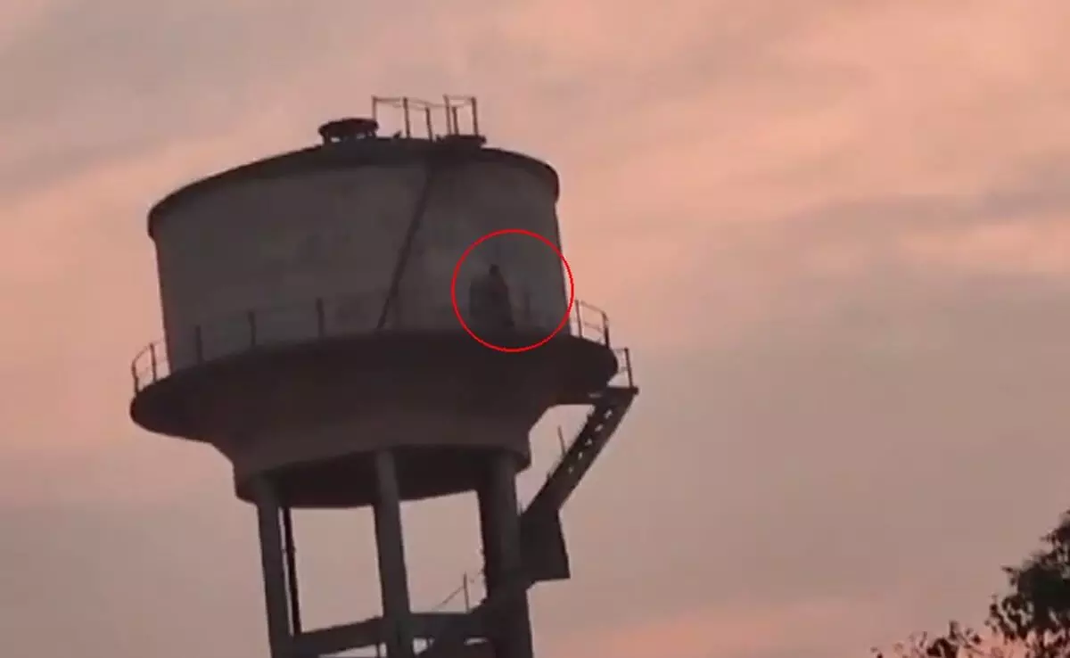 ರಾಜಸ್ಥಾನ : ಅತ್ಯಾಚಾರಿಯ ಬಂಧನಕ್ಕೆ ಆಗ್ರಹಿಸಿ ನೀರಿನ ಟ್ಯಾಂಕ್ ಮೇಲೆ ಹತ್ತಿದ ದಲಿತ ಮಹಿಳೆ ರಾಜಸ್ಥಾನ : ಅತ್ಯಾಚಾರಿಯ ಬಂಧನಕ್ಕೆ ಆಗ್ರಹಿಸಿ ನೀರಿನ ಟ್ಯಾಂಕ್ ಮೇಲೆ ಹತ್ತಿದ ದಲಿತ ಮಹಿಳೆ