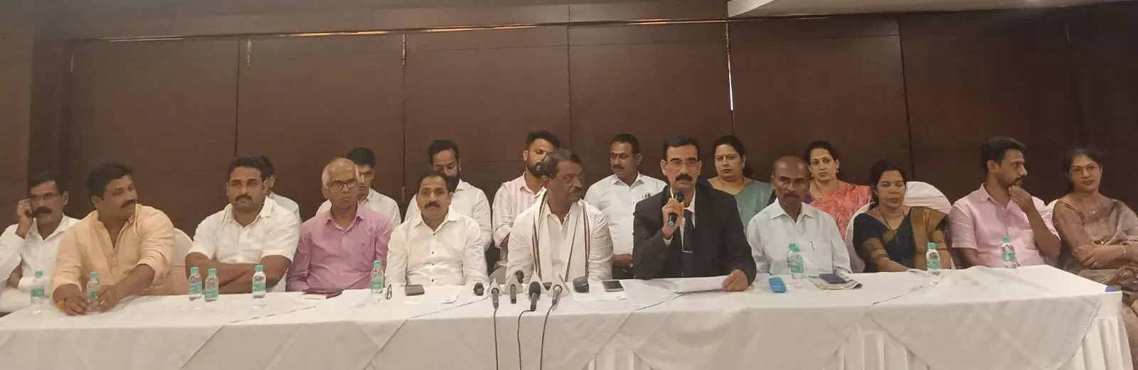 ಒಕ್ಕಲಿಗರಿಗೆ ಉನ್ನತ ಹುದ್ದೆ, ಚುನಾವಣೆಗಳಲ್ಲಿ ಅವಕಾಶ ನೀಡಲು ದ.ಕ. ಜಿಲ್ಲಾ ಸಂಘ ಆಗ್ರಹ ಒಕ್ಕಲಿಗರಿಗೆ ಉನ್ನತ ಹುದ್ದೆ, ಚುನಾವಣೆಗಳಲ್ಲಿ ಅವಕಾಶ ನೀಡಲು ದ.ಕ. ಜಿಲ್ಲಾ ಸಂಘ ಆಗ್ರಹ