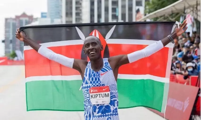 ಮ್ಯಾರಥಾನ್ ನಲ್ಲಿ ವಿಶ್ವದಾಖಲೆ ನಿರ್ಮಿಸಿರುವ ಕೆನ್ಯಾದ ಕೆಲ್ವಿನ್‌ ಕಿಪ್ಟಮ್ ರಸ್ತೆ ಅಪಘಾತದಲ್ಲಿ ಮೃತ್ಯು