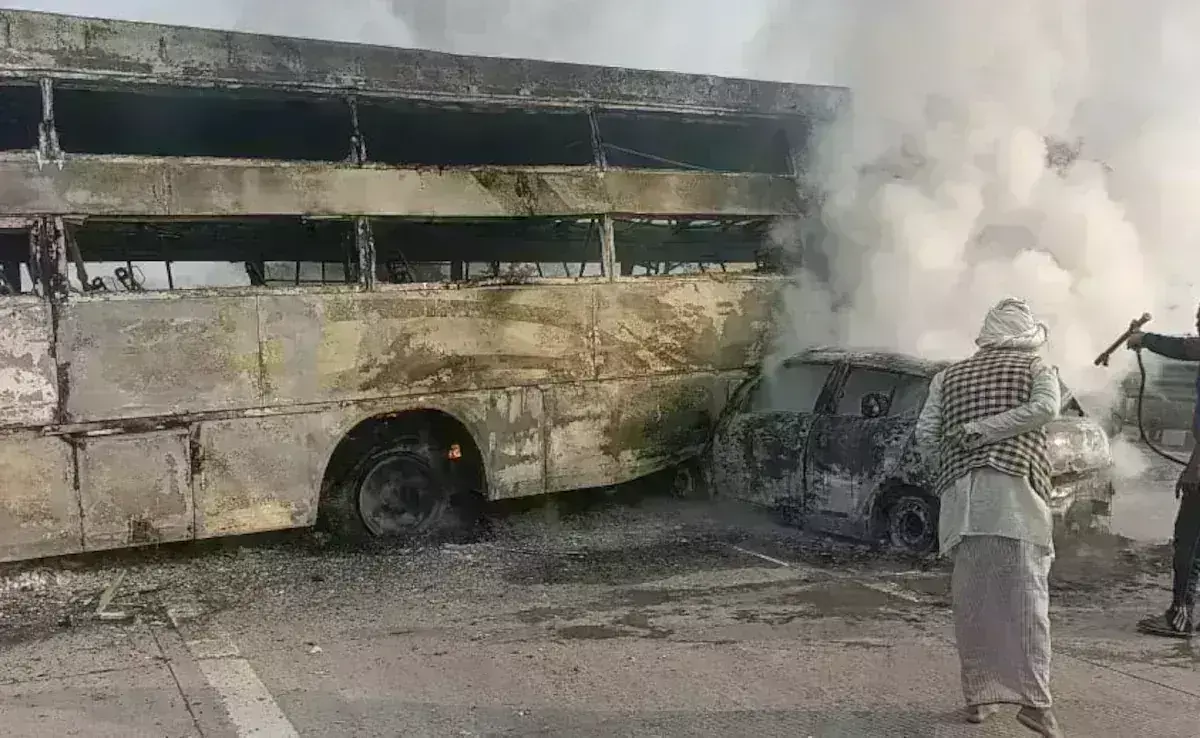 ಯಮುನಾ ಎಕ್ಸ್‌ಪ್ರೆಸ್‌ ವೇನಲ್ಲಿ ಬಸ್‌ಗೆ ಢಿಕ್ಕಿಯಾಗಿ ಹೊತ್ತಿ ಉರಿದ ಕಾರು: ಐವರು ಸಜೀಹ ದಹನ