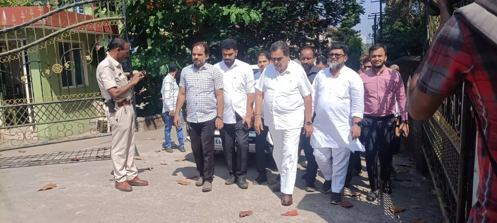 ಶಿಕ್ಷಕಿಯಿಂದ ಧರ್ಮ ಅವಹೇಳನದ ಆರೋಪ ಪ್ರಕರಣ: ಸತ್ಯಶೋಧನಾ ತನಿಖೆಗೆ ಕಾಂಗ್ರೆಸ್ ನಿಯೋಗ ಆಗ್ರಹ ಶಿಕ್ಷಕಿಯಿಂದ ಧರ್ಮ ಅವಹೇಳನದ ಆರೋಪ ಪ್ರಕರಣ: ಸತ್ಯಶೋಧನಾ ತನಿಖೆಗೆ ಕಾಂಗ್ರೆಸ್ ನಿಯೋಗ ಆಗ್ರಹ