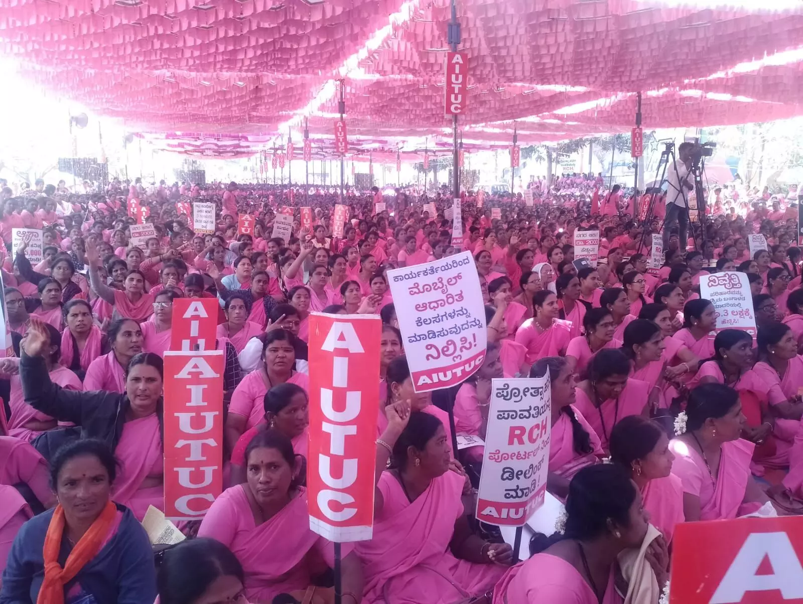 15ಸಾವಿರ ರೂ.ಗೌರವಧನ ನೀಡಲು ಆಗ್ರಹಿಸಿ ಬೀದಿಗಿಳಿದ ಆಶಾ ಕಾರ್ಯಕರ್ತೆಯರು