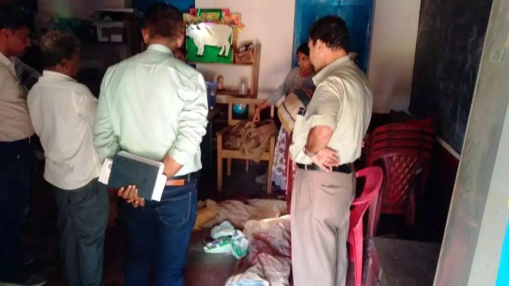 ಮೂಡಿಗೆರೆ : ಶಾಲೆ ಕಂಪ್ಯೂಟರ್ ಕೊಠಡಿಯಲ್ಲಿ ಆಹಾರ ಪದಾರ್ಥ ಪತ್ತೆ: ತನಿಖೆಗೆ ಆಗ್ರಹ ಮೂಡಿಗೆರೆ : ಶಾಲೆ ಕಂಪ್ಯೂಟರ್ ಕೊಠಡಿಯಲ್ಲಿ ಆಹಾರ ಪದಾರ್ಥ ಪತ್ತೆ: ತನಿಖೆಗೆ ಆಗ್ರಹ