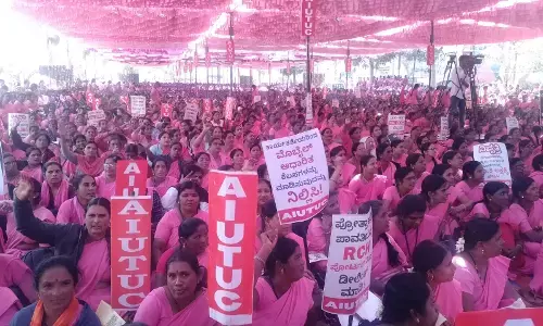 15ಸಾವಿರ ರೂ.ಗೌರವಧನ ನೀಡಲು ಆಗ್ರಹಿಸಿ ಬೀದಿಗಿಳಿದ ಆಶಾ ಕಾರ್ಯಕರ್ತೆಯರು