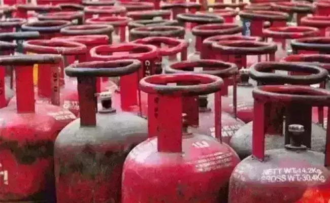 ಬೆಂಗಳೂರು | ಅನಧಿಕೃತವಾಗಿ ಸಿಲಿಂಡರ್ ರೀಫಿಲ್ಲಿಂಗ್: 8ಲಕ್ಷ ರೂ.ಮೌಲ್ಯದ 110 ಸಿಲಿಂಡರ್ ಗಳ ವಶ