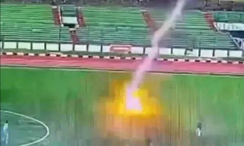 ಇಂಡೋನೇಶ್ಯ: ಮೈದಾನದಲ್ಲಿ ಸಿಡಿಲು ಬಡಿದು ಫುಟ್ಬಾಲ್ ಆಟಗಾರ ಸಾವು