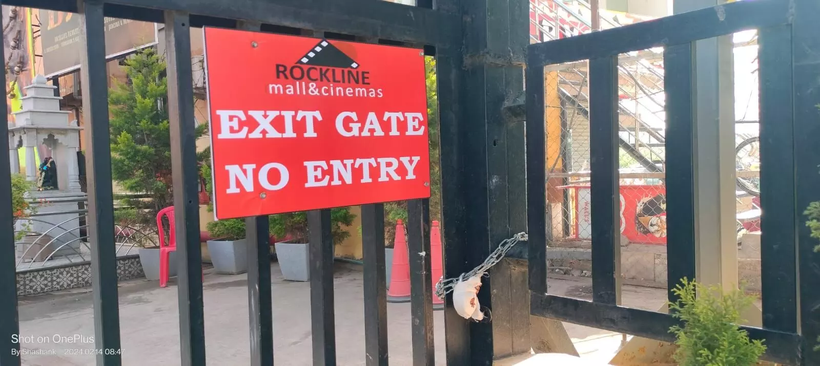 ಬೆಂಗಳೂರು: ತೆರಿಗೆ ಪಾವತಿಸದ ಆರೋಪ; ರಾಕ್ ಲೈನ್ ಮಾಲ್ ಗೆ ಬೀಗ ಜಡಿದ ಕಂದಾಯ ಇಲಾಖೆ ಬೆಂಗಳೂರು: ತೆರಿಗೆ ಪಾವತಿಸದ ಆರೋಪ; ರಾಕ್ ಲೈನ್ ಮಾಲ್ ಗೆ ಬೀಗ ಜಡಿದ ಕಂದಾಯ ಇಲಾಖೆ