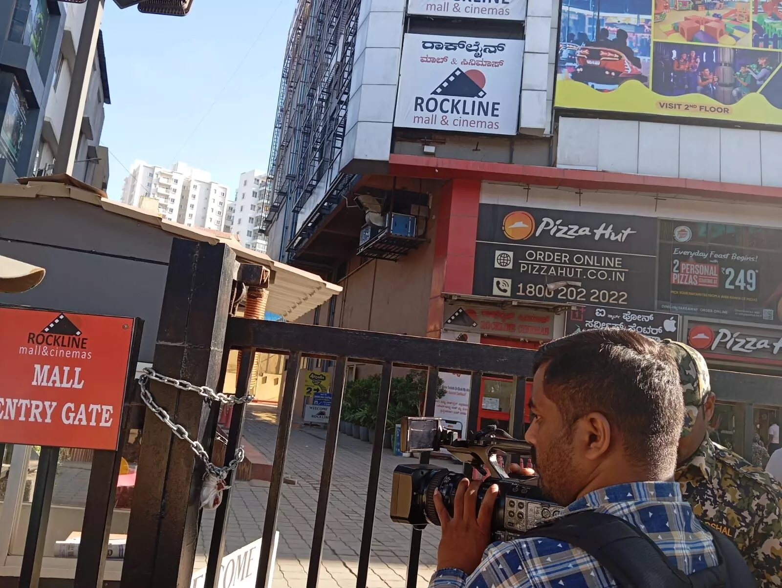 ಬೆಂಗಳೂರು: ತೆರಿಗೆ ಪಾವತಿಸದ ಆರೋಪ; ರಾಕ್ ಲೈನ್ ಮಾಲ್ ಗೆ ಬೀಗ ಜಡಿದ ಕಂದಾಯ ಇಲಾಖೆ ಬೆಂಗಳೂರು: ತೆರಿಗೆ ಪಾವತಿಸದ ಆರೋಪ; ರಾಕ್ ಲೈನ್ ಮಾಲ್ ಗೆ ಬೀಗ ಜಡಿದ ಕಂದಾಯ ಇಲಾಖೆ