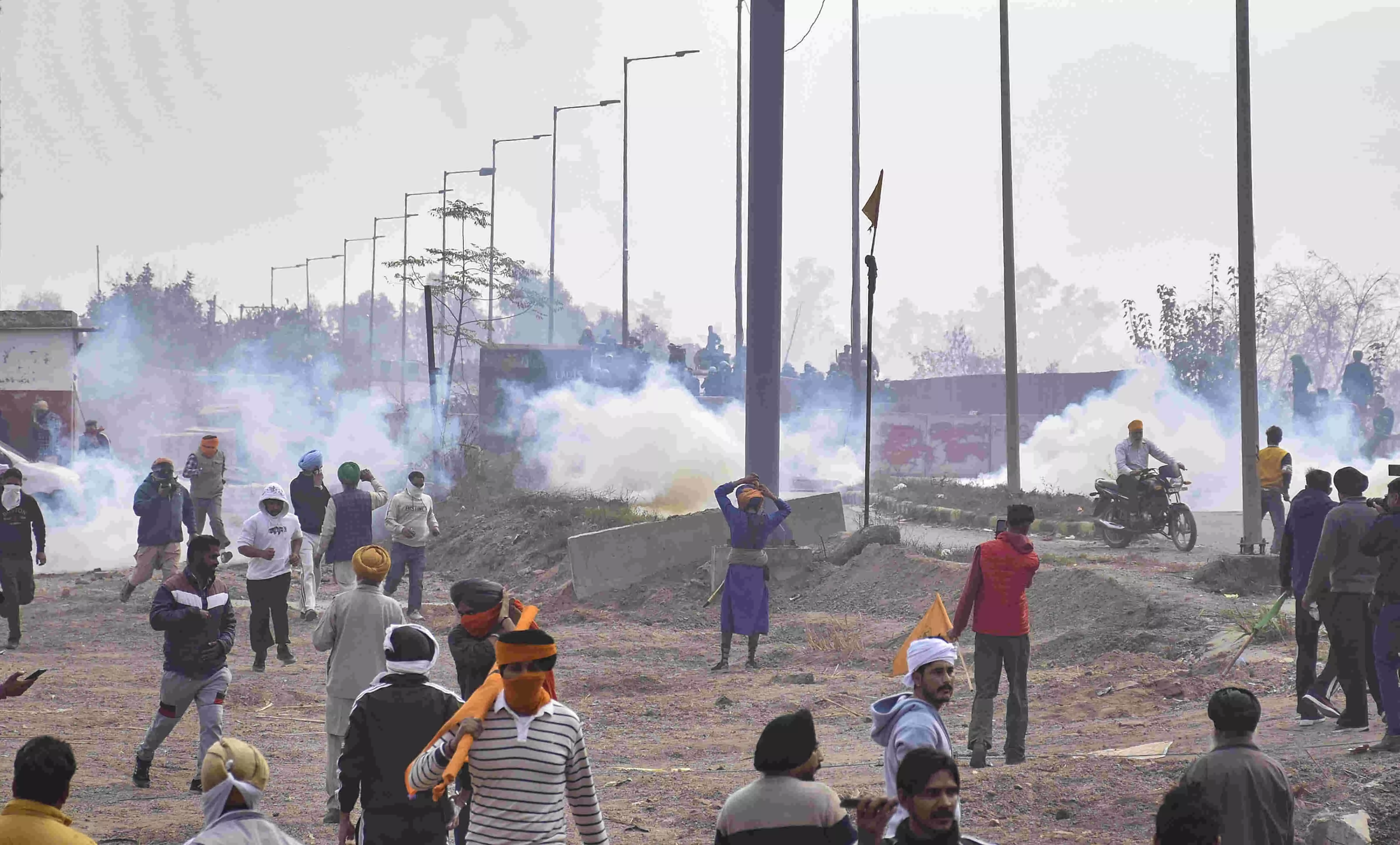 ದಿಲ್ಲಿಗೆ ಪ್ರತಿಭಟನಾ ಮೆರವಣಿಗೆ ತೆರಳಲು ಯತ್ನಿಸಿದ ರೈತರ ಮೇಲೆ ಮತ್ತೊಮ್ಮೆ ಅಶ್ರುವಾಯು ಪ್ರಯೋಗ