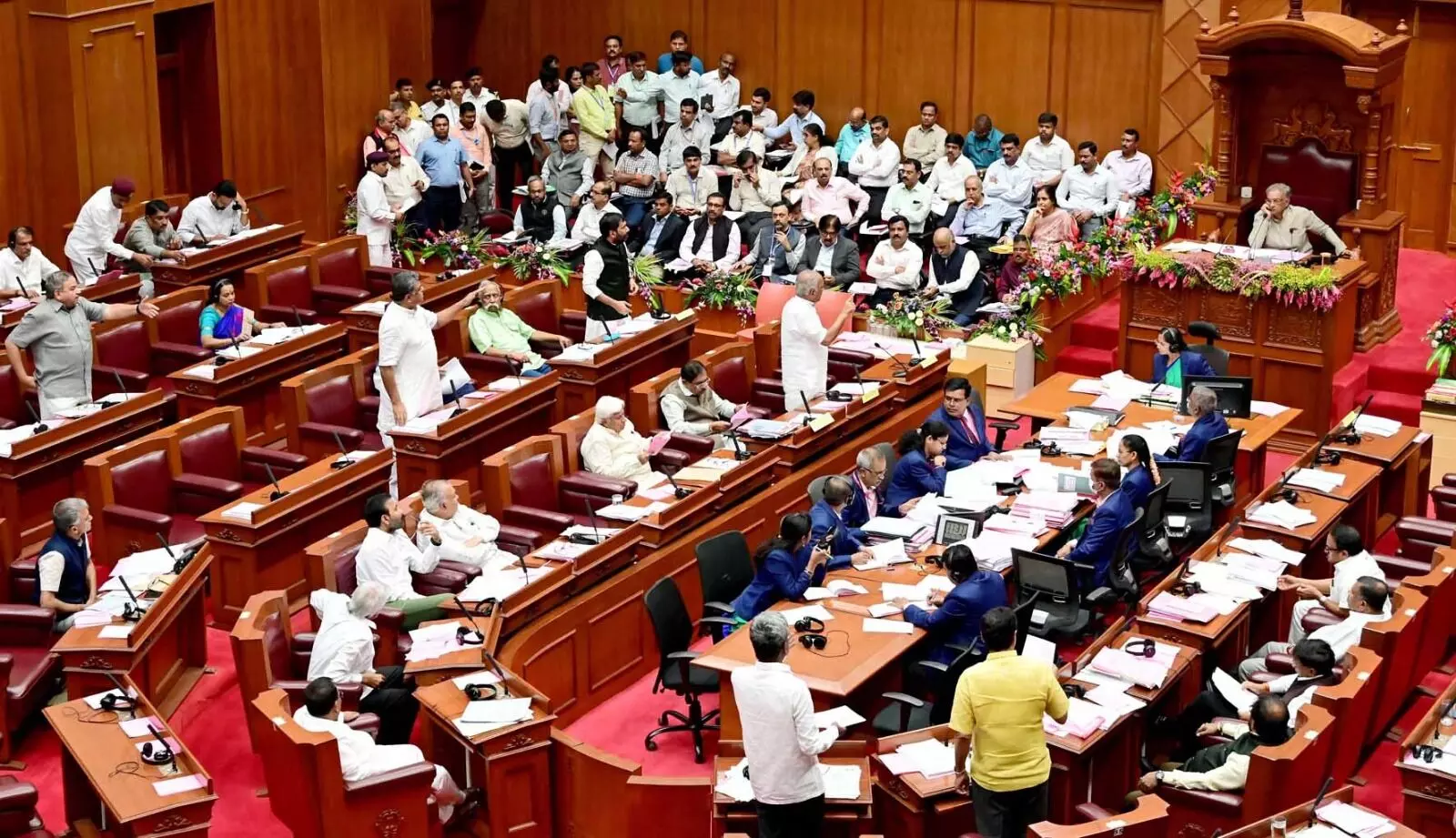 ತೆರಿಗೆ ಹಣ ವಿಚಾರ: ಪರಿಷತ್ತಿನಲ್ಲಿ ಗದ್ದಲದ ವಾತಾವರಣ ತೆರಿಗೆ ಹಣ ವಿಚಾರ: ಪರಿಷತ್ತಿನಲ್ಲಿ ಗದ್ದಲದ ವಾತಾವರಣ