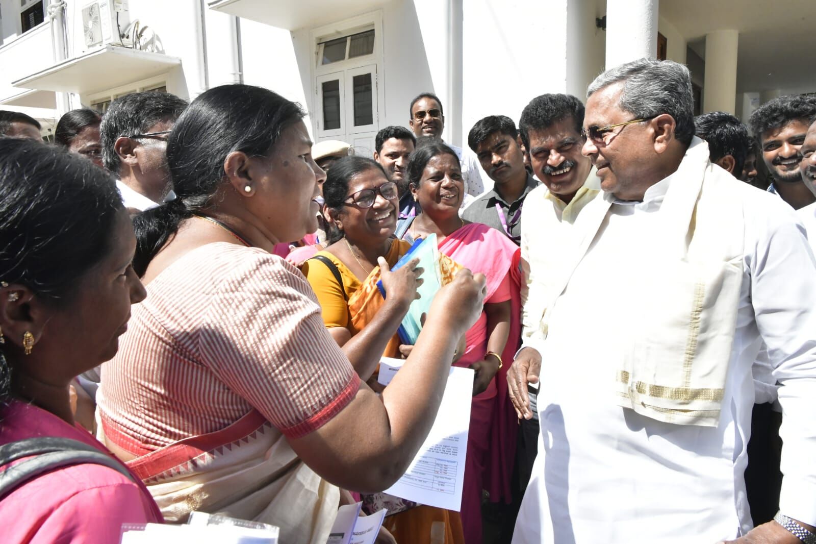 ಬಜೆಟ್‌ನಲ್ಲಿ ತಮ್ಮ ಬೇಡಿಕೆಗಳನ್ನು ಈಡೇರಿಸುವಂತೆ ಸಿಎಂ ಸಿದ್ದರಾಮಯ್ಯ ಅವರಿಗೆ ಮನವಿ ಮಾಡಿದ ಆಶಾ ಕಾರ್ಯಕರ್ತೆಯರು