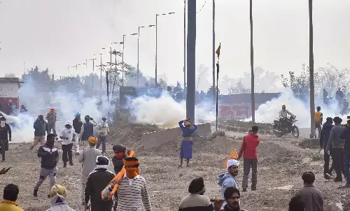 ದಿಲ್ಲಿಗೆ ಪ್ರತಿಭಟನಾ ಮೆರವಣಿಗೆ ತೆರಳಲು ಯತ್ನಿಸಿದ ರೈತರ ಮೇಲೆ ಮತ್ತೊಮ್ಮೆ ಅಶ್ರುವಾಯು ಪ್ರಯೋಗ