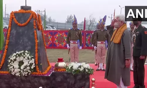 ಪುಲ್ವಾಮಾ ಹುತಾತ್ಮರಿಗೆ ಜಮ್ಮುಕಾಶ್ಮೀರ ಲೆಫ್ಟಿನೆಂಟ್ ಗವರ್ನರ್ ಮನೋಜ್ ಸಿನ್ಹಾ ಶ್ರದ್ಧಾಂಜಲಿ