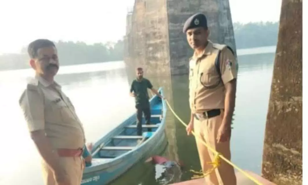 ಬಿ.ಸಿ.ರೋಡ್: ಚಲಿಸುತ್ತಿದ್ದ ರೈಲಿನಿಂದ ನದಿಗೆ ಹಾರಿ ಮಹಿಳೆ ಆತ್ಮಹತ್ಯೆ ಬಿ.ಸಿ.ರೋಡ್: ಚಲಿಸುತ್ತಿದ್ದ ರೈಲಿನಿಂದ ನದಿಗೆ ಹಾರಿ ಮಹಿಳೆ ಆತ್ಮಹತ್ಯೆ