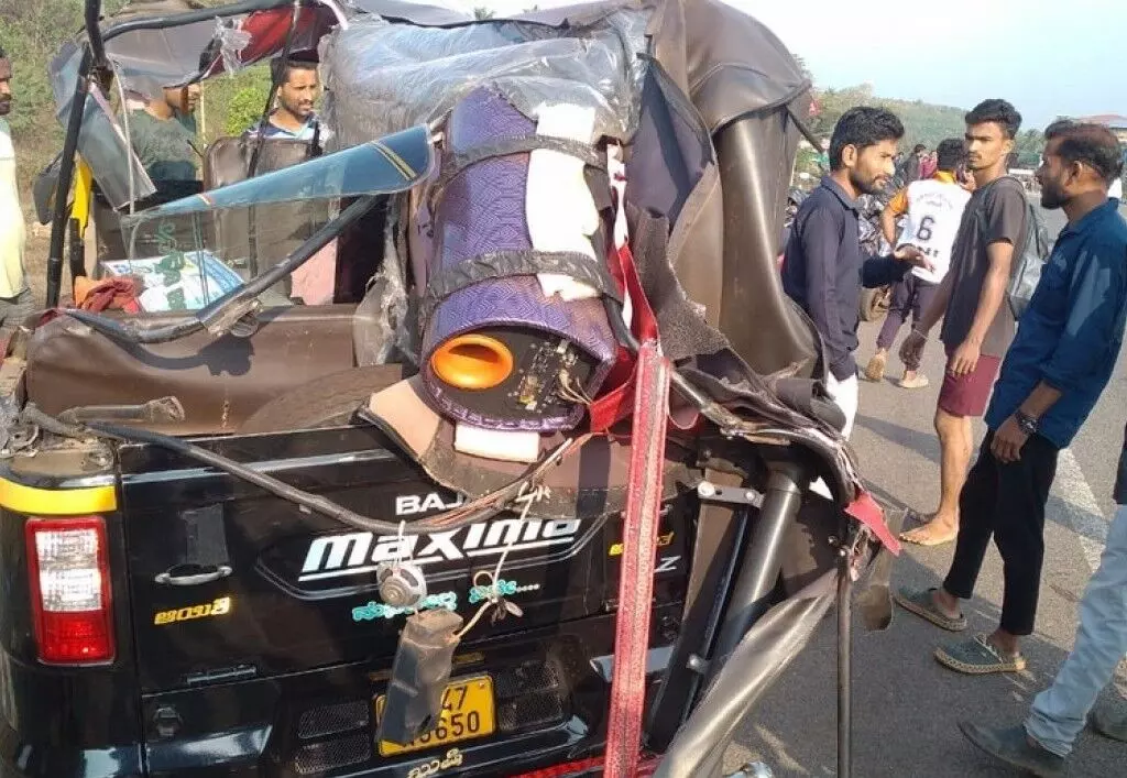 ಆಟೋ ರಿಕ್ಷಾ - ಟಾಟಾ ಎಸ್ ಮಿನಿ ಟ್ರಕ್ ನಡುವೆ ಅಪಘಾತ; ಇಬ್ಬರಿಗೆ ಗಂಭೀರ ಗಾಯ ಆಟೋ ರಿಕ್ಷಾ - ಟಾಟಾ ಎಸ್ ಮಿನಿ ಟ್ರಕ್ ನಡುವೆ ಅಪಘಾತ; ಇಬ್ಬರಿಗೆ ಗಂಭೀರ ಗಾಯ