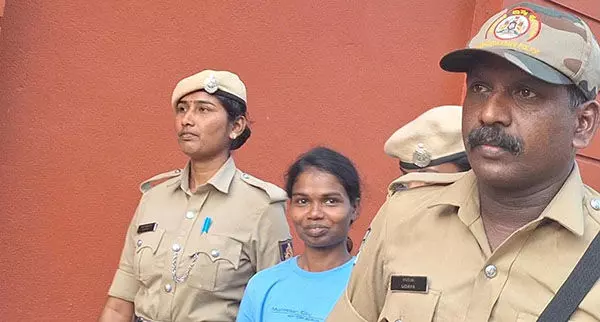 ಕಾರ್ಕಳ: ಶಂಕಿತ ನಕ್ಸಲ್ ಕಾರ್ಯಕರ್ತೆ ಶ್ರೀಮತಿಯನ್ನು ನ್ಯಾಯಾಲಯಕ್ಕೆ ಹಾಜರುಪಡಿಸಿದ ಪೊಲೀಸರು ಕಾರ್ಕಳ: ಶಂಕಿತ ನಕ್ಸಲ್ ಕಾರ್ಯಕರ್ತೆ ಶ್ರೀಮತಿಯನ್ನು ನ್ಯಾಯಾಲಯಕ್ಕೆ ಹಾಜರುಪಡಿಸಿದ ಪೊಲೀಸರು