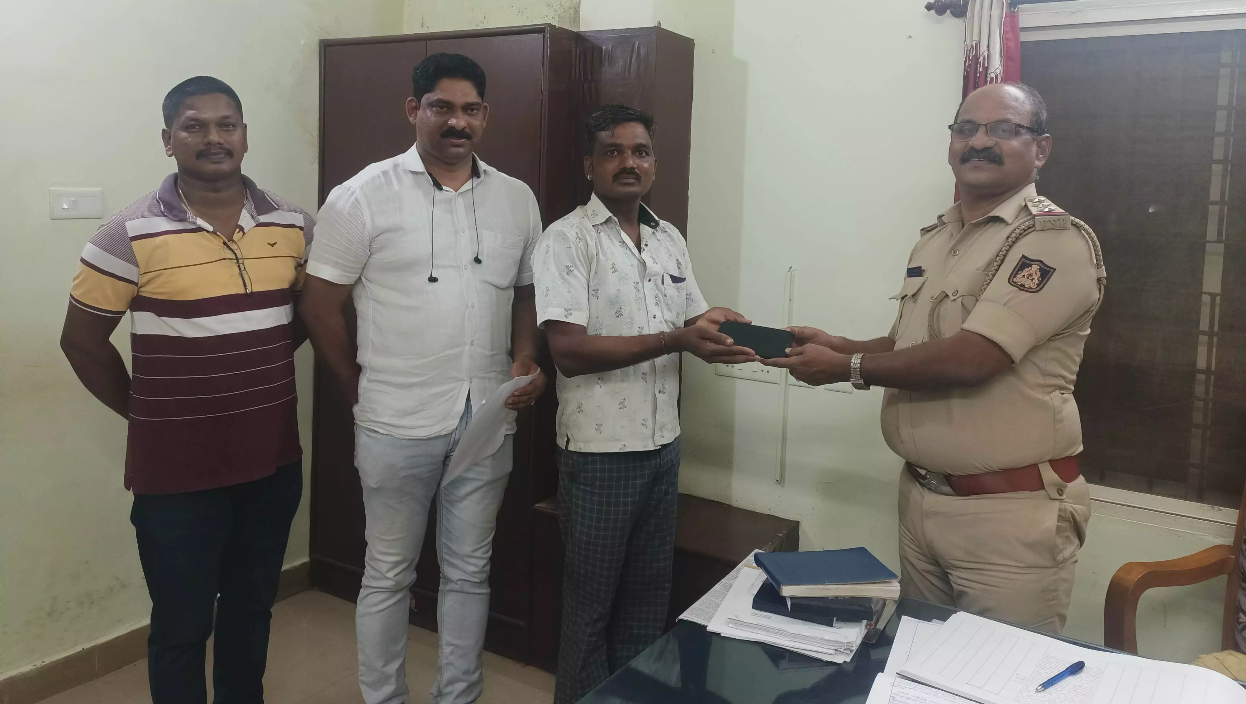 ಕುಂದಾಪುರ: ಕಳೆದುಕೊಂಡ ಮೊಬೈಲ್ನ್ನು ಸಿ.ಇ.ಐ.ಆರ್ ಪೋರ್ಟಲ್ ಮೂಲಕ ಪತ್ತೆ ಮಾಡಿದ ಪೊಲೀಸರು ಕುಂದಾಪುರ: ಕಳೆದುಕೊಂಡ ಮೊಬೈಲ್ನ್ನು ಸಿ.ಇ.ಐ.ಆರ್ ಪೋರ್ಟಲ್ ಮೂಲಕ ಪತ್ತೆ ಮಾಡಿದ ಪೊಲೀಸರು