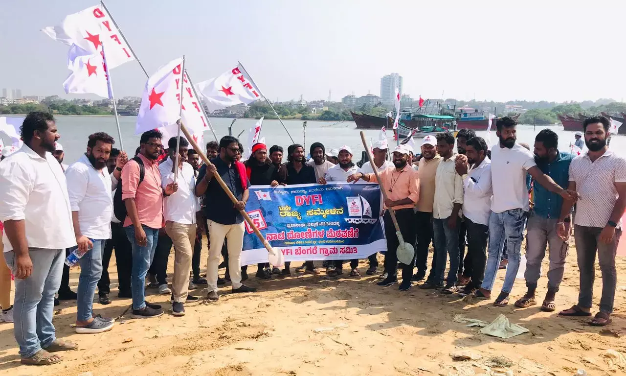 ಡಿವೈಎಫ್‌ಐ ರಾಜ್ಯ ಸಮ್ಮೇಳನ ಪ್ರಚಾರಾರ್ಥ: ಬೆಂಗರೆ ಫಲ್ಗುಣಿ ನದಿಯಲ್ಲಿ ನಾಡ ದೋಣಿಗಳ ಮೆರವಣಿಗೆ