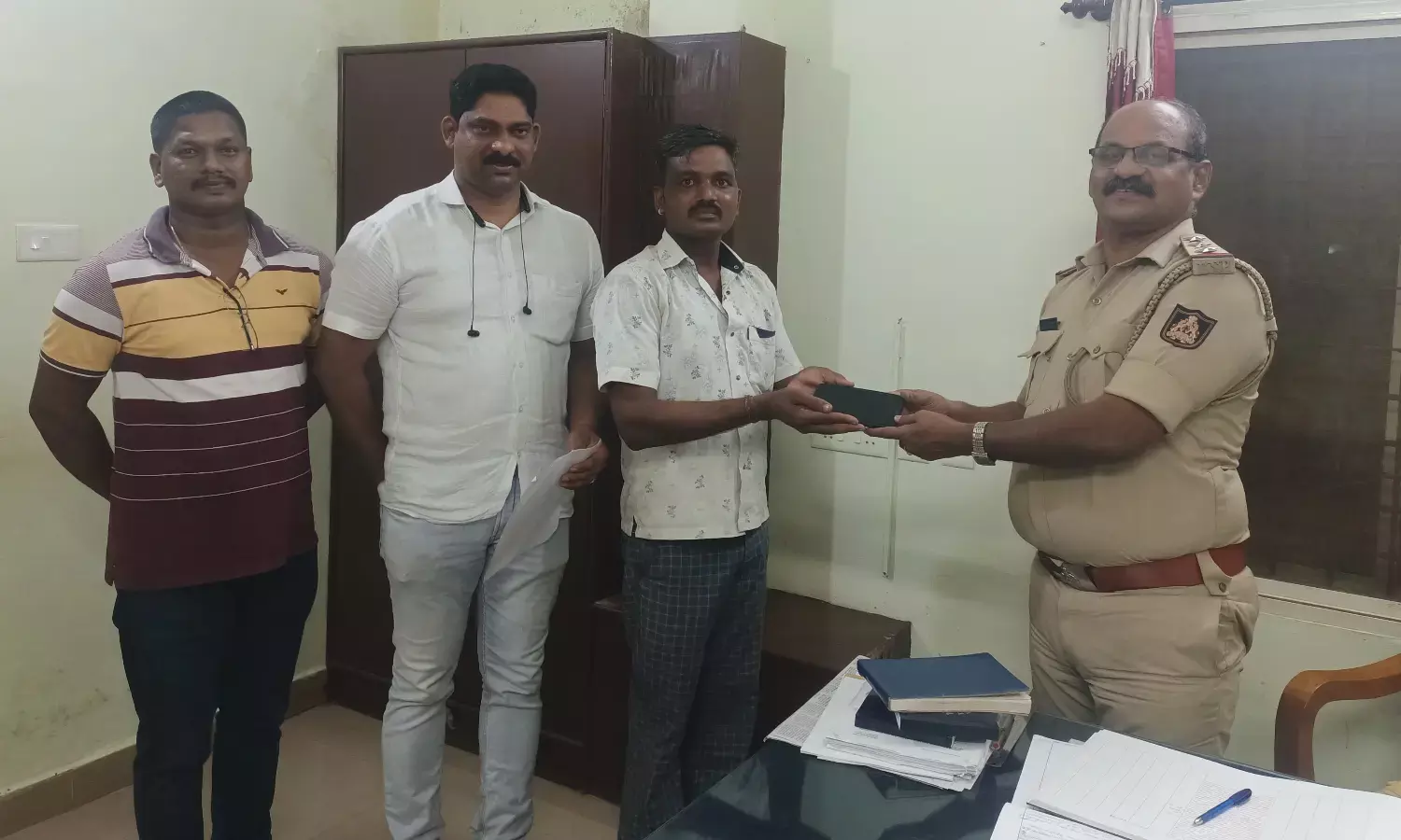 ಕುಂದಾಪುರ: ಕಳೆದುಕೊಂಡ ಮೊಬೈಲ್ನ್ನು ಸಿ.ಇ.ಐ.ಆರ್ ಪೋರ್ಟಲ್ ಮೂಲಕ ಪತ್ತೆ ಮಾಡಿದ ಪೊಲೀಸರು