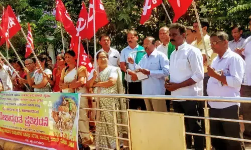 ಮಂಗಳೂರು: ಕೇಂದ್ರ ಸರಕಾರದ ರೈತ ಕಾರ್ಮಿಕ ವಿರೋಧಿ ನೀತಿಗಳ ವಿರುದ್ಧ ಪ್ರತಿಭಟನೆ