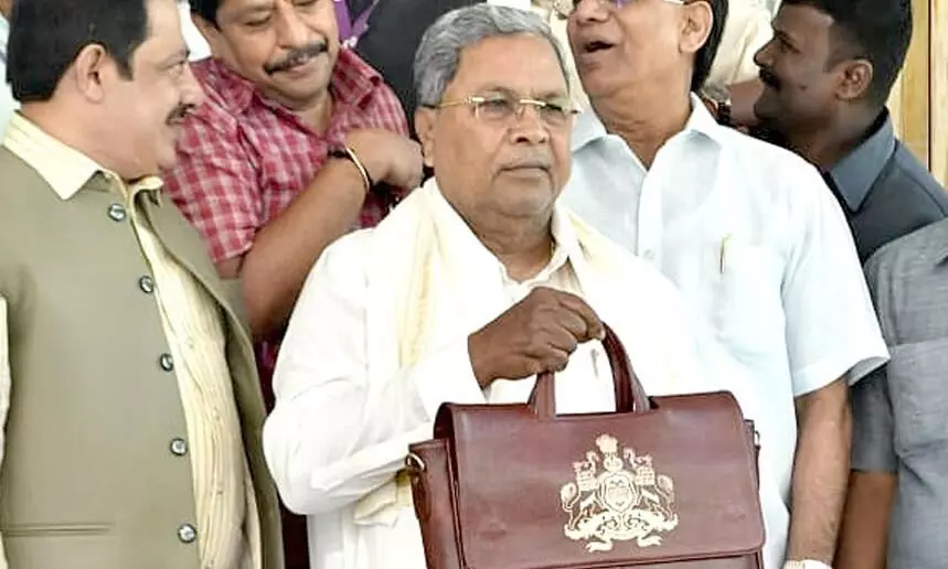 PHOTOS: ದಾಖಲೆಯ 15ನೇ ಬಜೆಟ್‌ ಮಂಡಿಸಿದ ಸಿಎಂ ಸಿದ್ದರಾಮಯ್ಯ